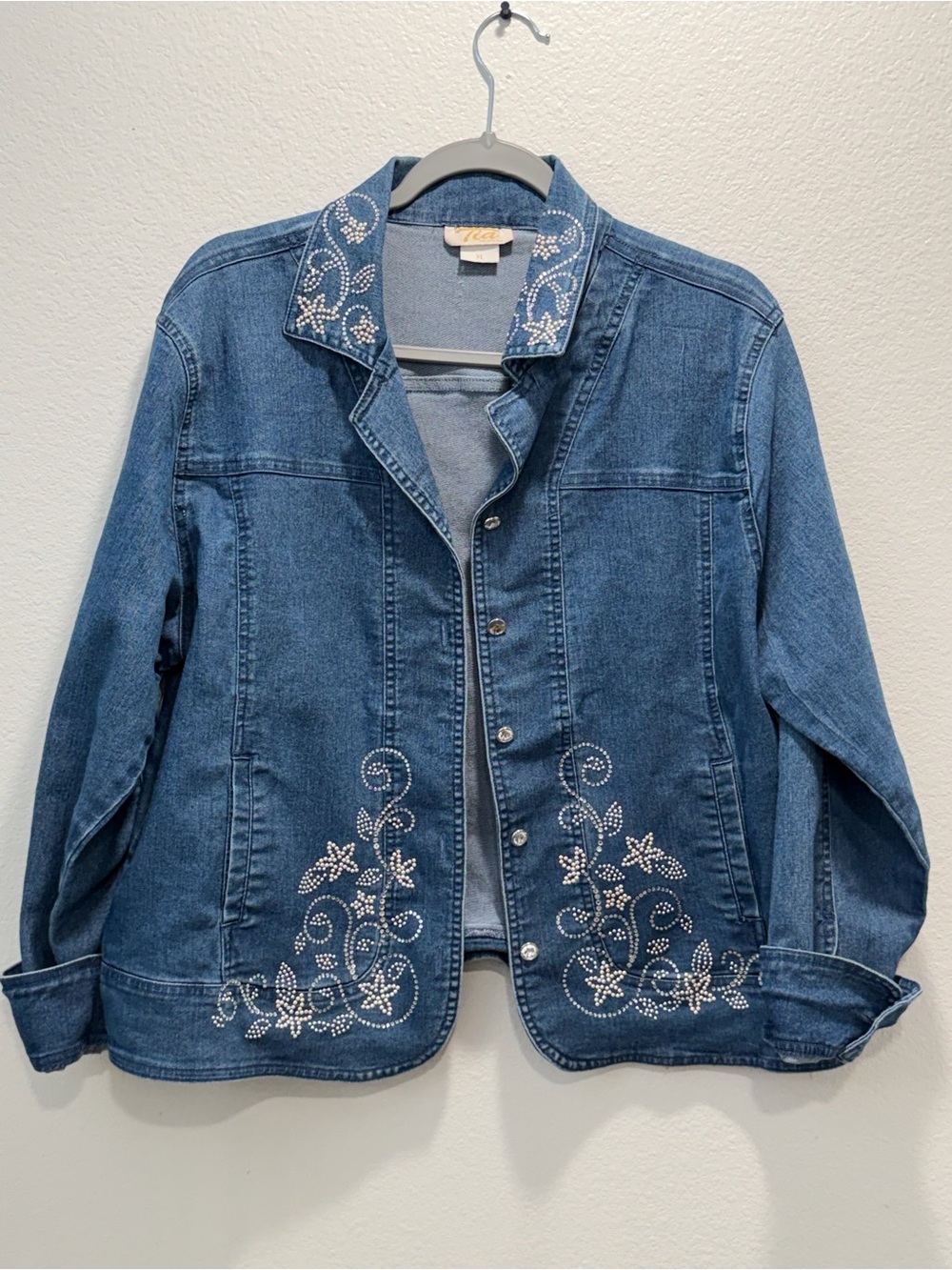 Vintage 90s Tia Embroidered
Denim Shirt Women's XL
32"
